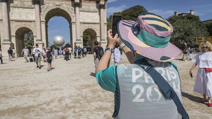 Une bénévole des Jeux Olympiques, le 28 juillet 2024, à Paris. (PASCAL SONNET / HANS LUCAS / AFP)