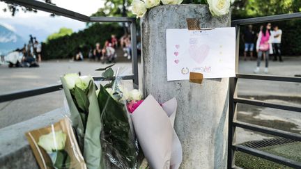 Des fleurs ont été déposées en hommage aux six blessés dont quatre enfants suite à l'attaque au couteau, le 8 juin 2023. (OLIVIER CHASSIGNOLE / AFP)