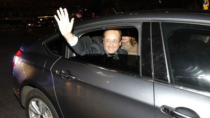 Fran&ccedil;ois Hollande salut ses partisans &agrave; son arriv&eacute;e &agrave; Paris. (PATRICK KOVARIK / AFP)