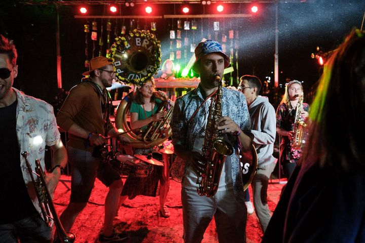 La Fanfare Poil O'Brass&nbsp;lors de la première édition du festival Amapola en 2021, dans le bois de Gazeran.&nbsp; (Samuel Flambard & Matthieu Alinot)