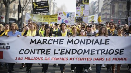 Chaque année, en principe le dernier samedi de mars, les femmes du monde entier marchent contre l'endométriose (ici en 2014 à Paris). (THOMAS PADILLA / MAXPPP)