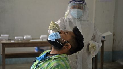 Un test au Covid-19 par prélèvement nasal, au centre de comptage du collège de Siliguri (Inde), le 30 avril 2021. (DIPTENDU DUTTA / AFP)