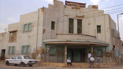 Les cinéastes soudanais Manar Al Hilo,&nbsp;Ibrahim Shadad&nbsp;Suleiman, Mohamed Ibrahim&nbsp;et&nbsp;Altayeb Mahdi, devant le cinéma "La Revolution" à Khartoum, la capitale soudanaise.&nbsp; (AGAT FILMS &CIE / EX NIHILO)