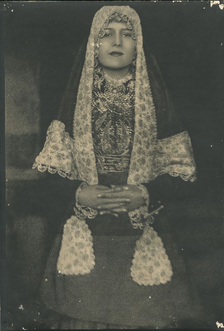 Costume de jeune fille du Roncal. Navarre. Avant 1993.
 (Universidad de Navarra. Fondo Ortiz Echague)