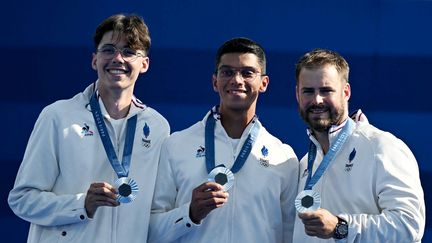 Baptiste Addis (gauche), Thomas Chirault (centre) et Jean-Charles Valladont (droite) ont décroché, le 29 juillet 2024, la première médaille française dans l'histoire du tir à l'arc masculin par équipe aux Jeux olympiques depuis son introduction en 1972. Sur la place des Invalides, les Tricolores ont arraché leur qualification en finale au bout du suspense contre la Turquie, avant de céder logiquement face aux Sud-Coréens qui enchaînent un troisième titre olympique consécutif dans la discipline. (AFP)