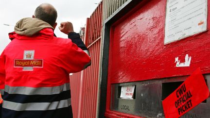 Un postier de la Royal Mail, le 29 juin 2007. (PAUL ELLIS / AFP)