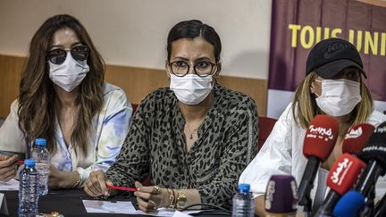 Une plaignante dans l'affaire Bouthier s'exprime lors d'une conférence de presse organisée par&nbsp;l'Association marocaine des droits des victimes (AMDV), le 17 juin 2022 à Tanger (Maroc).&nbsp; (FADEL SENNA / AFP)