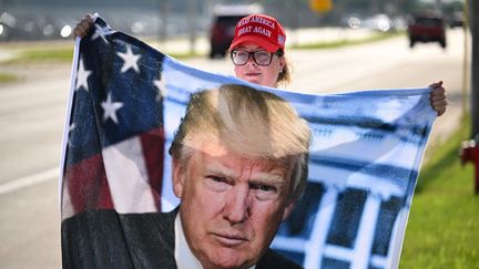 Une supportrice de Donald Trump avant la convention républicaine à Milwaukee, dans le Wisconsin, quelques jours après la tentative d'assassinat contre l'ancien président américain. (PATRICK T. FALLON / AFP)