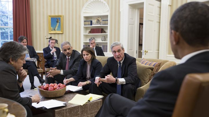 Les hauts responsables am&eacute;ricains de la lutte anti-terroriste, dont le directeur du FBI, Robert Mueller (de face, tout &agrave; droite), briefent le pr&eacute;sident Barack Obama sur les attentats de Boston, le 16 avril 2013, &agrave; la Maison Blanche, &agrave; Washington (Etats-Unis). (REUTERS)