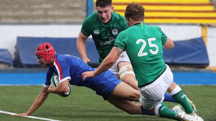 L’équipe de France s’impose ce soir face à l’Irlande (34-28) et accroche la deuxième place du classement derrière l’Angleterre, intouchable lors de ce Tournoi des Six Nations U20. Après une première période très serrée où les Bleus sont sortis avec l’avantage (24-20), les hommes de Philippe Boher ont largement dominé les Irlandais dans le jeu avant d’être récompensés à un quart d’heure du terme par l'intermédiaire de Louis Bielle Biarrey.