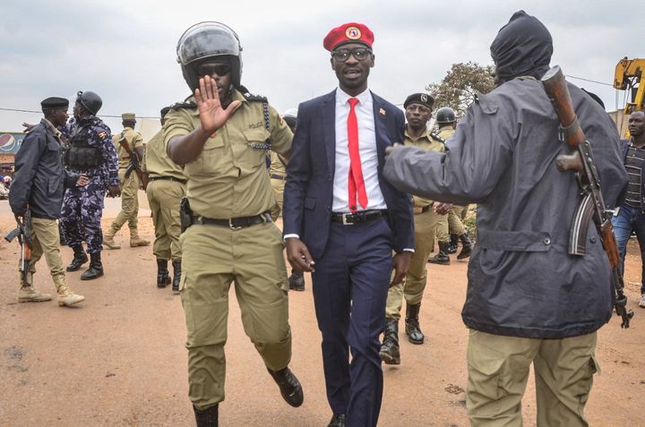 Le 6 janvier 2020 Bobi Wine est arrêté pour organisation d'un rassemblement interdit. Il devait tenir son premier meeting de campagne dans la banlieue de Kampala, la capitale de l'Ouganda. (STRINGER / AFP)