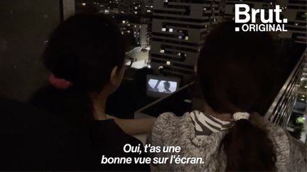 Regarder un film sur un écran géant de 20 mètres, depuis son balcon, c'est l'expérience qu'ont vécue les habitants de la cité Curial à Paris.