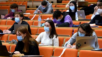 Des étudiants dans un amphithéâtre de la faculté de Rennes, le 25 février 2021.&nbsp; (MARC OLLIVIER / MAXPPP)