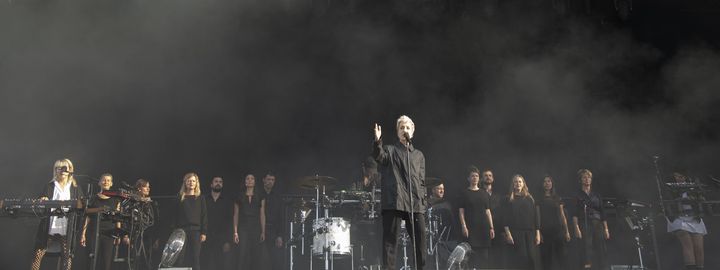 Jeanne Added avec le choeur Accentus sur la grande scène de Rock en Seine 2019. (NATHALIE GUYON)