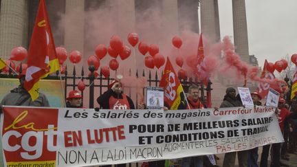 Le syndicat CGT manifeste contre la loi Macron le 10 f&eacute;vrier 2015 &agrave; Paris. (CITIZENSIDE/REMY  SINGH VALLOIS / CITIZENSIDE.COM)