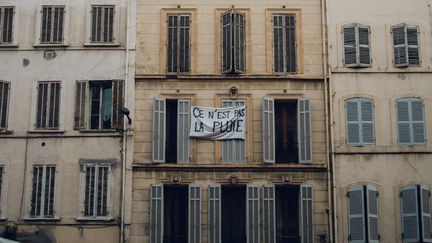 Un panneau "Ce n'est pas la pluie" dénonçant l'inaction de la municipalité après l'effondrement d'immeubles dans la rue d'Aubagne, à Marseille (Bouches-du-Rhône), le 9 novembre 2018.&nbsp; (THEO GIACOMETTI / HANS LUCAS / AFP)