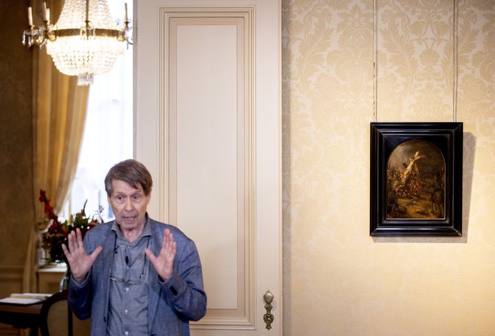 Jeroen Giltaij pendant la présentation de "La montée de la croix" de Rembrandt au Musée Bredius, le 3 novembre 2022. (KOEN VAN WEEL / ANP MAG)