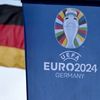 Un drapeau de l'Allemagne et le logo de l'Euro 2024 dans le centre de Francfort, photographiés le 22 mai 2024. (KIRILL KUDRYAVTSEV / AFP)