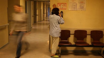 Une patiente téléphone dans un secteur fermé de l'hôpital Sainte-Anne, le 8 février 2007. (JOEL SAGET / AFP)