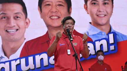 Le candidat à la présidentielle Ferdinand Marcos Junior, le 25 mars 2022 à Laogag (Philippines). (TED ALJIBE / AFP)