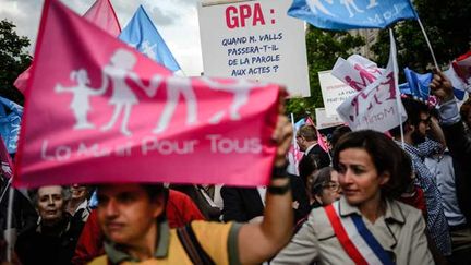 &nbsp; (Les militants anti-mariage gay de la "Manif pour tous" manifestent le 18 juin devant le Palais de justice de Paris contre l'autorisation d'obtention de la nationalité française pour les enfants nés par GPA à l’étranger © Maxppp)