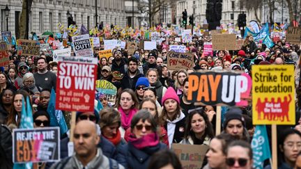 Des enseignants manifestent dans le centre de Londres, le 1er février 2023, dans le cadre d'une journée de grève nationale. (JUSTIN TALLIS / AFP)