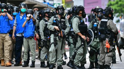 La police&nbsp;anti-émeute lors d'une manifestation de militants pro-démocratie, le 24 mai 2020 à Hong Kong.&nbsp; (ANTHONY WALLACE / AFP)