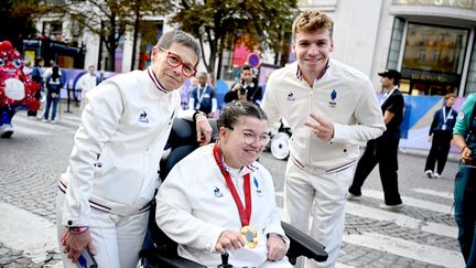 La championne paralympique de boccia Aurélie Aubert (au centre) et Léon Marchand (à droite), membre de l'équipe d'athlètes LVMH, lors de la parade des champions, le 14 septembre 2024. (HAHN LIONEL / KMSP / AFP)