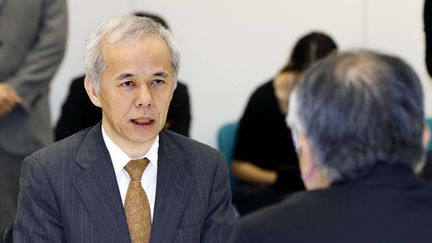 Naomi Hirose, le pr&eacute;sident de Tepco, l'exploitant de la centrale accident&eacute;e de Fukushima, s'adressant &agrave; Katsuhiko Ikeda, chef de&nbsp;l'Autorit&eacute; de r&eacute;gulation nucl&eacute;aire japonaise, le 4 octobre 2013 &agrave; Tokyo (Japon). (AP / SIPA)