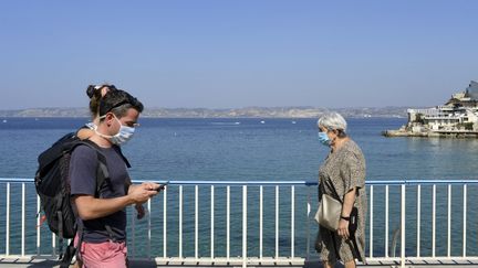 Des passants en front de mer à Marseille, le 14 septembre 2020.&nbsp; (NICOLAS TUCAT / AFP)