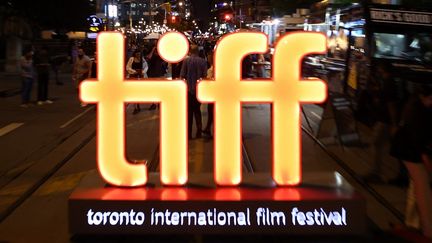 Une enseigne en néon du Festival du film de Toronto (TIFF) est visible sur King Street lors de sa soirée d'ouverture, à Toronto (Ontario), le 7 septembre 2023. (MERT ALPER DERVIS / ANADOLU AGENCY)