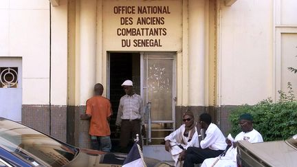 Des anciens combattants patientent devant l'Office national des anciens combattants du Sénégal à Dakar, le 11 décembre 2022 (photo d'illustration). (SEYLLOU DIALLO / AFP)