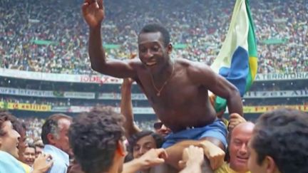 Mort de Pelé : un joueur polyvalent devenu le dieu des stades (FRANCE 2)