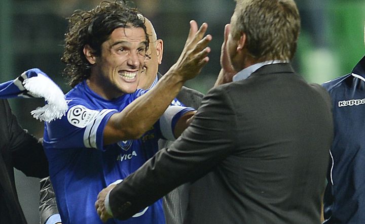 Le d&eacute;fenseur bastiais Fran&ccedil;ois Modesto f&eacute;licit&eacute; par son entra&icirc;neur Fr&eacute;d&eacute;ric Hantz, lors du nul arrach&eacute; &agrave; Saint-Etienne par le club corse, le 28 septembre 2013.&nbsp; (ROMAIN LAFABREGUE / AFP)