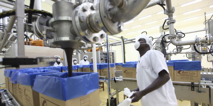 Une usine de transformation de la fève de cacao à Abidjan, le 25 mars 2015. (Photo AFP/Sia Kambou)