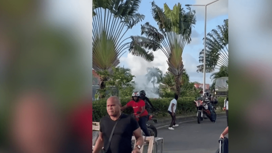 Violences urbaines en Martinique : l'aéroport Aimé-Césaire fermé en urgence (1/1)