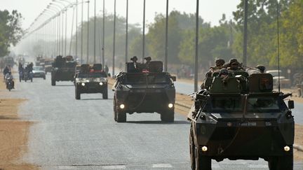 L'arm&eacute;e fran&ccedil;aise sur la route de Diabali, le 24 janvier 2013. (ERIC FEFERBERG / AFP)