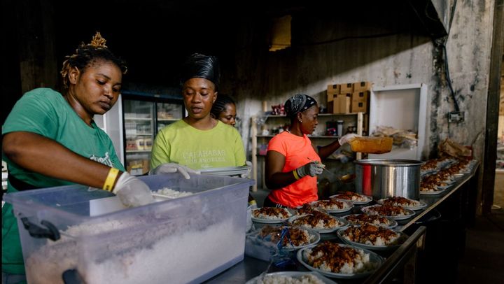 Des femmes réfugiées préparent des repas dans un abri du quartier d'Hazmieh à Beyrouth (Liban), le 9 octobre 2024. (ALINE DESCHAMPS)