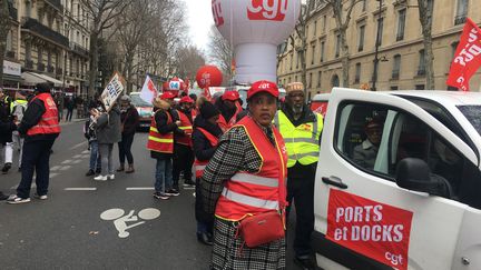 Mado Mbeya, agente d'entretien dans les hôpitaux et déléguée syndicale, lors de la manifestation contre la réforme des retraites à Paris, le 7 mars 2023. (MARINE CARDOT / FRANCEINFO)