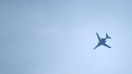 Un avion de la coalition internationale menée par les Etats-Unis, le 18 octobre 2014 à&nbsp;Kobané (Turquie). (KAI PFAFFENBACH / REUTERS)