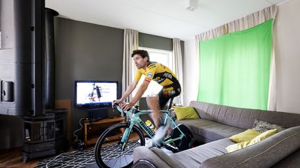 Tom Dumoulin (Lotto Jumbo) pédale dans son salon à cause de la pandémie de covid-19 (ROBIN VAN LONKHUIJSEN / ANP)