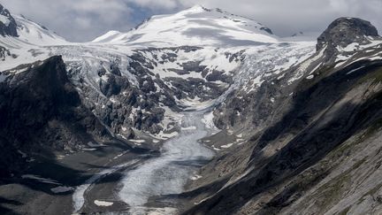 Le glacier Pasterze, en train de fondre en Autriche, a reçu un hommage mardi avec un "Gletscherbegräbnis", l'enterrement symbolique d'un cercueil de glace. (JOE KLAMAR / AFP)