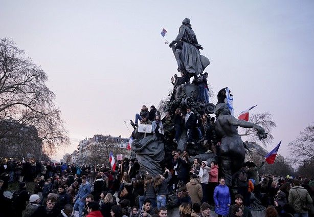 Après Charlie, les Parisiens se rassemblent, les drapeaux tricolores flottent
 (MAXPPP)