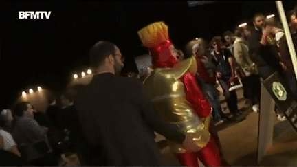 Dans son reportage à la Comic-Con, diffusé dimanche 25 octobre 2015 par BFMTV, le journaliste Rémi Perrot touche les fesses d'un participant. (BFMTV)