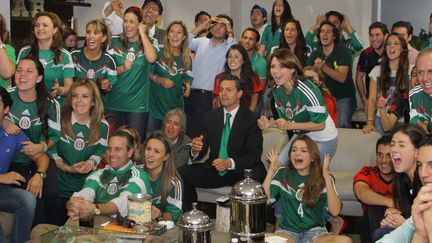 Le pr&eacute;sident mexicain Enrique&nbsp;Pe&ntilde;a Nieto suit la recontre entre le Mexique et le Br&eacute;sil, mardi 17 juin, entour&eacute; de sa famille et d'amis. (ESPECIAL / NOTIMEX / AFP)