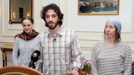 Les trois ex-otages fran&ccedil;ais donnent une conf&eacute;rence de presse &agrave; Mascate (sultanat d'Oman), le 14 novembre 2011. (MOHAMMED MAHJOUB / AFP)