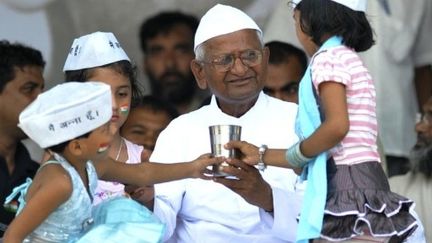 Le militant anti-corruption Anna Hazare rompt un jeûne de treize jours (New Delhi, 28 août 2011) (AFP / Sajjad Hussain)