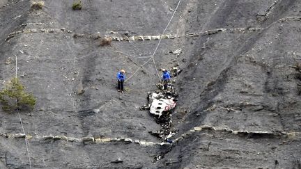 Des secours sur le site du crash&nbsp;de l'Airbus A320 de la compagnie allemande Germanwings, le 30 mars 2015 &agrave;&nbsp;Seyne-les-Alpes (Alpes-de-Haute-Provence). (CLAUDE PARIS / AFP)