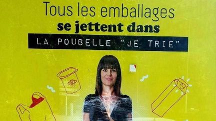 A Grenoble, des affiches d'une campagne pour le tri des déchets montrent un&nbsp;homme, une femme ou des enfants "emballés" dans du cellophane. (MÉTROPOLE DE GRENOBLE)