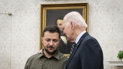 Le président ukrainien, Volodymyr Zelensky, et le président américain, Joe Biden, posent dans le Bureau ovale de la Maison Blanche, à Washington DC, le 21 septembre 2023. (DREW ANGERER / GETTY IMAGES NORTH AMERICA / AFP)